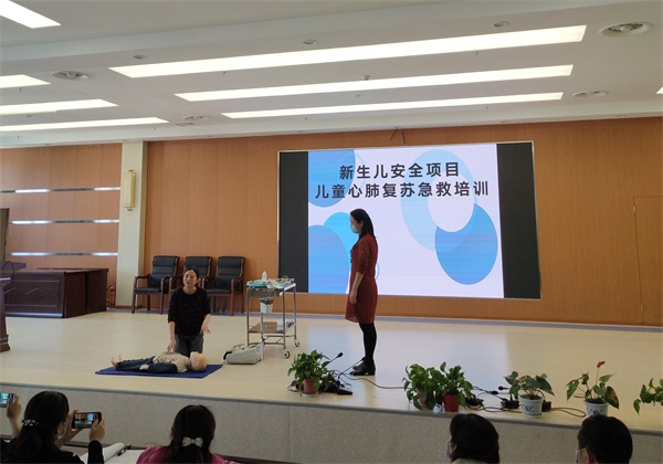 2,、圖2：兒童心肺復(fù)蘇技術(shù)示范操作.JPG