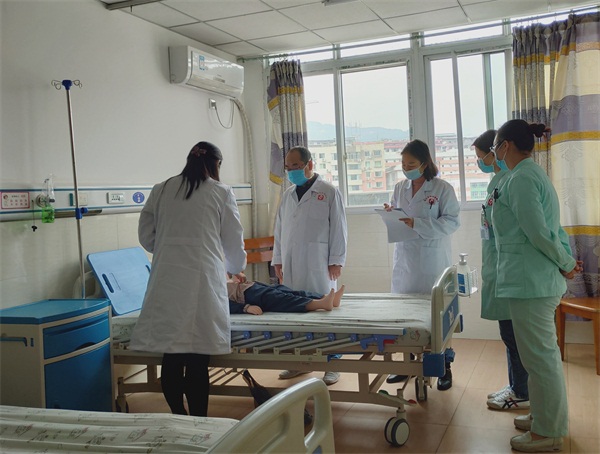 4、圖4：在臨床一線進(jìn)行教學(xué)查房.JPG